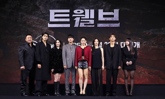 [서울=뉴시스] 김혜진 기자 = 배우 마동석(왼쪽부터), 박형식, 레지나 레이, 성유빈, 안지혜, 이주빈, 서인국, 강미나가 20일 오전 서울 중구 앰버서더 서울 풀만 호텔에서 디즈니+ ‘트웰브’ 제작발표회에서 포즈를 취하고 있다. 2025.08.20. jini@newsis.com