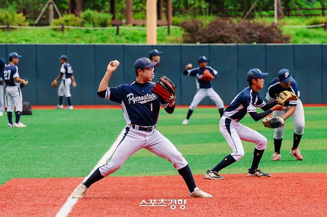 평택BC 선수들이 캐치볼을 하고 있다. 인제|이준헌 기자