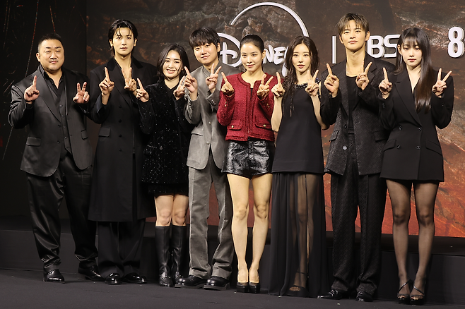 배우 마동석(왼쪽부터)과 박형식, 레지나 레이, 성유빈, 안지혜, 이주빈, 서인국, 강미나가 20일 서울 중구 앰배서더 서울 풀만 호텔에서 열린 KBS2 토일 미니시리즈 ‘트웰브’ 제작발표회에서 포즈를 취하고 있다. 사진 연합뉴스