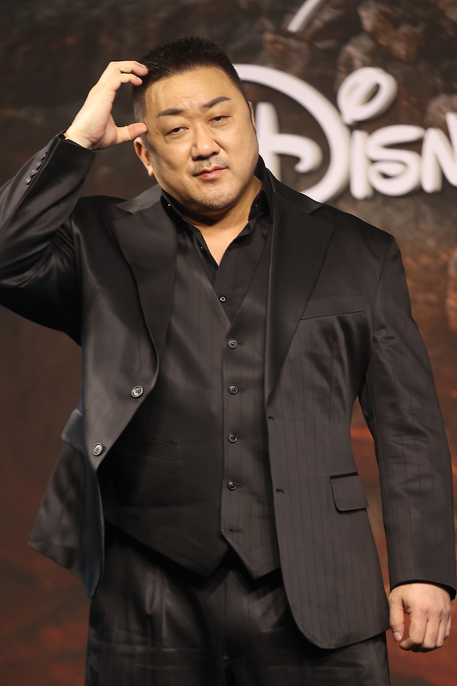 배우 마동석이 20일 서울 중구 앰배서더 서울 풀만 호텔에서 열린 KBS2 토일 미니시리즈 ‘트웰브’ 제작발표회에서 포즈를 취하고 있다. 사진 연합뉴스