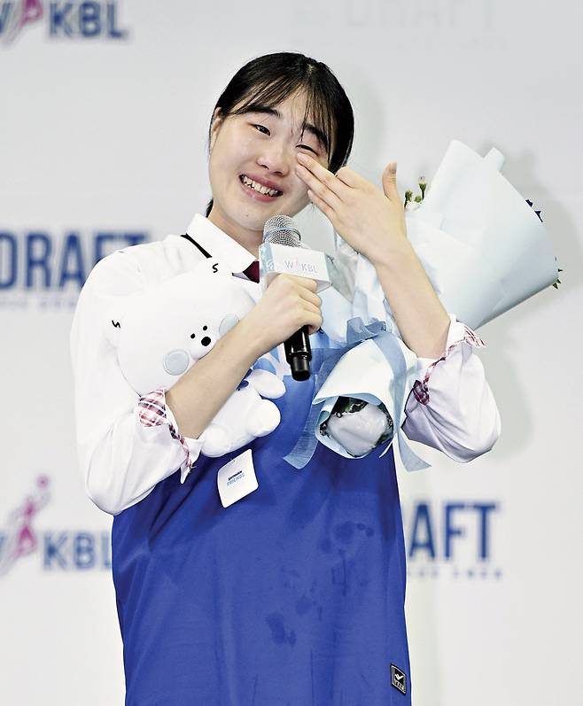 수피아여고 이가현이 20일 부천체육관에서 진행된 WKBL 신인선수 드래프트 행사에서 전체 1순위로 지명된 후 소감을 말하면서 눈물을 훔치고 있다. WKBL 제공