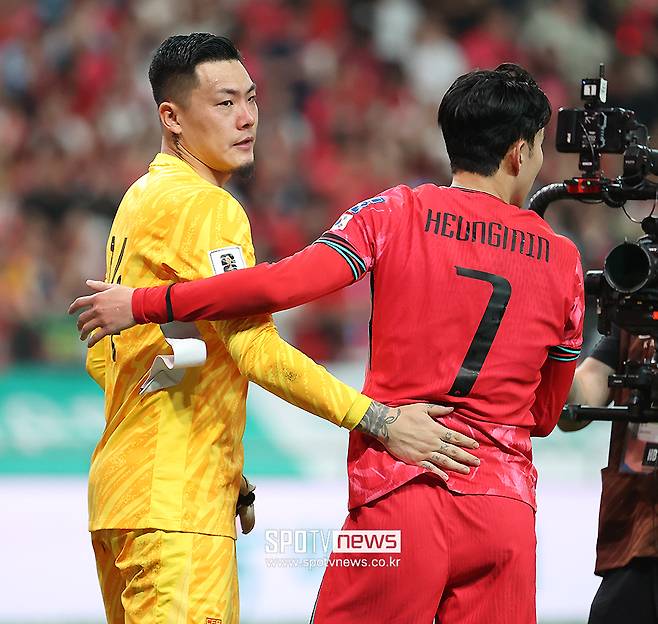 ▲ 2026 FIFA 북중미 월드컵 2차 예선 대한민국과 중국의 경기가 2024년 6월 서울월드컵경기장에서 열렸다. 1-0으로 승리한 손흥민이 울고 있던 중국 골키퍼 왕 달레이게 다가가 위로의 말을 전했다. ⓒ곽혜미 기자