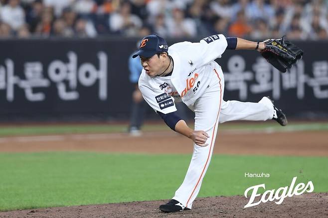 ▲ 팀이 2점 뒤진 상황에서 마운드에 올랐으나 결국 자신의 임무를 다하지 못한 박상원 ⓒ한화이글스