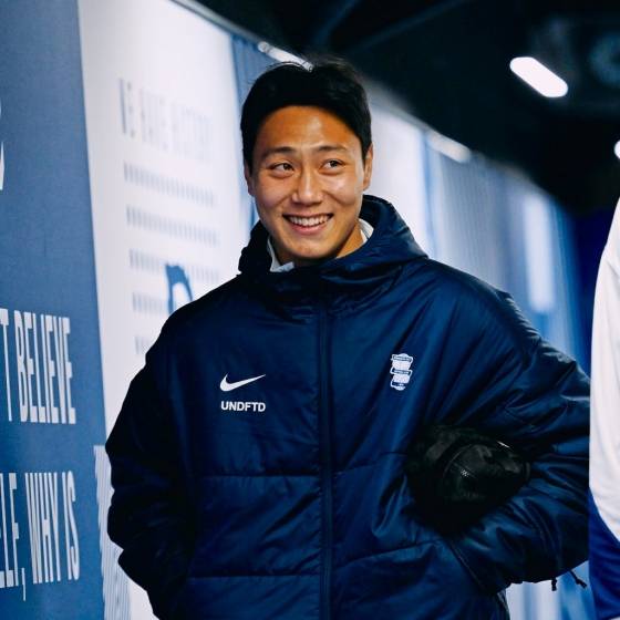 백승호가 영국 버밍엄의 세인트 앤드류스 나이트헤드 파크에서 열린 2024~2025시즌 리그원 34라운드 위컴비 원더러스와 경기 전 경기장에 도착해 미소짓고 있다. /사진=버밍엄 시티 공식 사회관계망서비스(SNS)