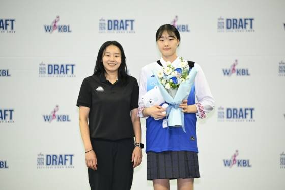 최윤아(왼쪽) 신한은행 감독과 이가현. /사진=WKBL 제공