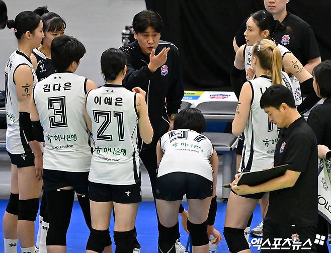 한국배구연맹(KOVO)이 폭행 혐의를 받는 김종민 한국도로공사 감독에 관한 징계 여부를 보류했다. 김종민 감독은 지난 2월 직장 내 괴롭힘을 당했다고 주장하는 같은 팀 코치로부터 고소당해 경찰 조사를 받았다. 엑스포츠뉴스DB