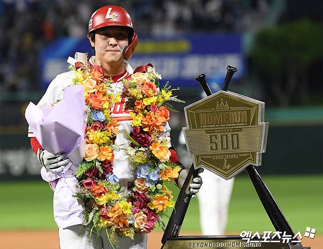 SSG 랜더스 최정이 지난 5월 13일 정규시즌 경기에서 통산 500홈런을 달성한 뒤 기념촬영하고 있다. 엑스포츠뉴스 DB