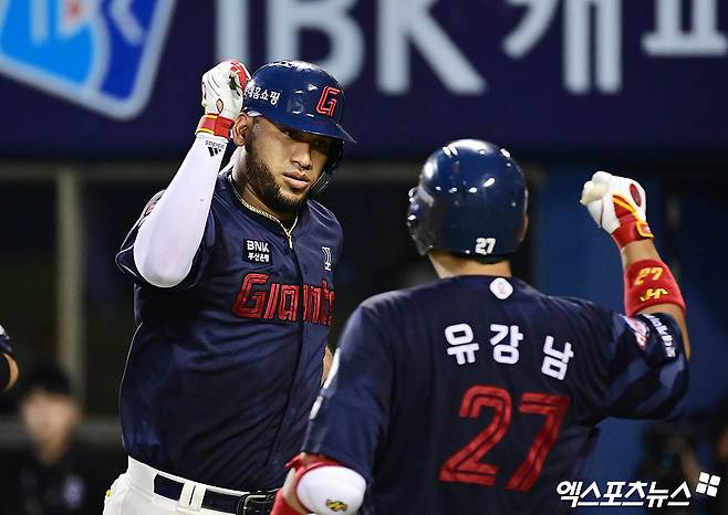 롯데 자이언츠 외국인 타자 빅터 레이예스가 20일 서울 잠실야구장에서 열린 2025 신한 SOL Bank KBO리그 LG 트윈스와의 팀 간 12차전에서 3회초 역전 3점 홈런을 기록했다. 사진 박지영 기자