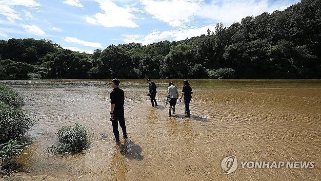 채상병 순직 장소 찾은 해병특검 (예천=연합뉴스) 윤관식 기자 = 채상병 사건 외압·은폐 의혹을 수사하는 순직해병특검팀이 파견한 류관석·김숙정 특검보와 수사관들이 지난 14일 경북 예천군 호명읍 보문교 인근 내성천 채상병 순직 현장을 찾아 현장 조사를 하고 있다. 2025.8.20 psik@yna.co.kr