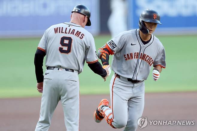 홈런을 때리고 베이스를 도는 이정후 [게티이미지/AFP=연합뉴스]