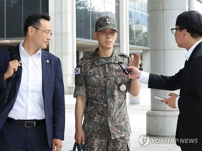 답변하는 김용대 드론작전사령관 (서울=연합뉴스) 서명곤 기자 = 김용대 드론작전사령관이 20일 내란특검 사무실이 마련된 서울 서초구 서울고검에 조사를 받기 위해 출석하며 취재진의 질문에 답하고 있다. 2025.8.20 seephoto@yna.co.kr