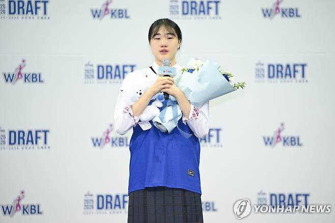 1순위로 신한은행에 지명된 이가현 (서울=연합뉴스) 20일 경기도 부천체육관에서 열린 2025~2026 WKBL 신인선수 드래프트 1라운드 1순위로 신한은행에 지명된 이가현(수피아여고)이 소감을 말하고 있다. 2025.8.20 [WKBL 제공. 재판매 및 DB 금지] photo@yna.co.kr