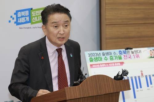 '반값 아파트' 등 저출생 대응 사업 설명하는 김영환 충북지사 [충북도 제공. 재판매 및 DB 금지]