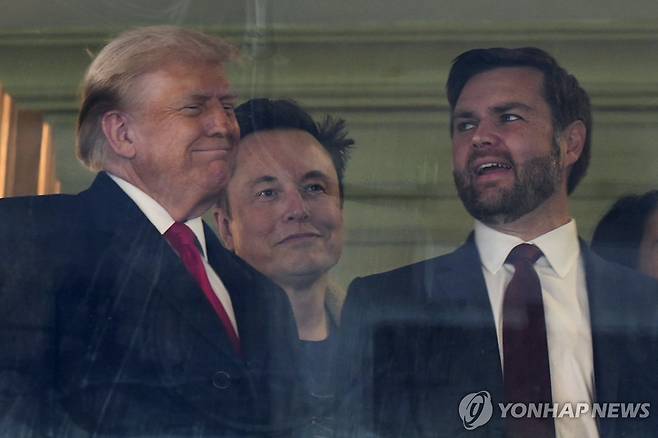 트럼프와 밴스 뒤에 선 머스크 [AP=연합뉴스 자료사진]
