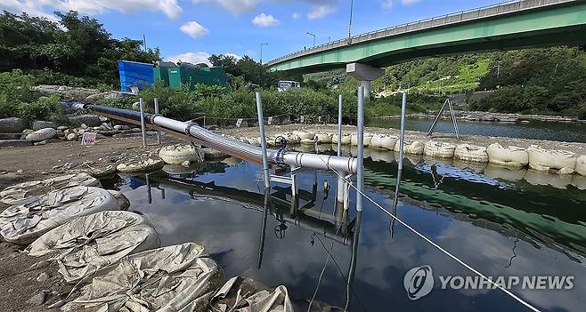 강릉시, 남대천에서 상수원 확보 사업 (강릉=연합뉴스) 유형재 기자 = 극심한 가뭄으로 20일 오전 9시부터 계량기 50%를 잠금 하는 제한급수에 들어간 강원 강릉시가 남대천에서 용수 확보 작업을 하고 있다.
    이 사업은 시의 주요 상수원인 오봉저수지 저수율이 이날 현재 21.3%로 역대 최저치를 기록하자 저수지 아래 남대천의 물을 오봉저수지로 관을 통해 끌어 올리기 위한 것이다. 2025.8.20 yoo21@yna.co.kr