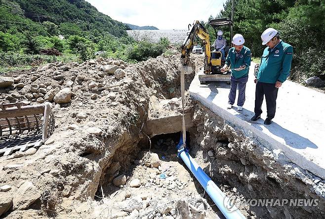 저수율 21.3% 역대 최저치…용수 확보 관로 작업 (강릉=연합뉴스) 유형재 기자 = 극심한 가뭄으로 20일 오전 9시부터 계량기 50%를 잠금 하는 제한급수에 들어간 강원 강릉시가 남대천에서 용수 확보 작업을 하고 있다.
    이 사업은 시의 주요 상수원인 오봉저수지 저수율이 이날 현재 21.3%로 역대 최저치를 기록하자 저수지 아래 남대천의 물을 오봉저수지로 관을 통해 끌어 올리기 위한 것이다. 2025.8.20 yoo21@yna.co.kr