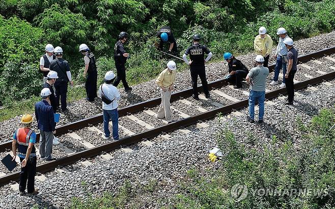 청도 열차사고 합동 감식 (청도=연합뉴스) 윤관식 기자 = 20일 경북 청도군 화양읍 삼신리 청도소싸움 경기장 인근 경부선 철로에서 전날 발생한 열차 사고에 대한 유관기관 합동 감식이 진행되고 있다.
    전날 이곳에서는 무궁화호 열차가 선로 인근에서 작업 중이던 근로자 7명을 치어 2명이 사망하고 5명이 다치는 사고가 났다. 2025.8.20 psik@yna.co.kr