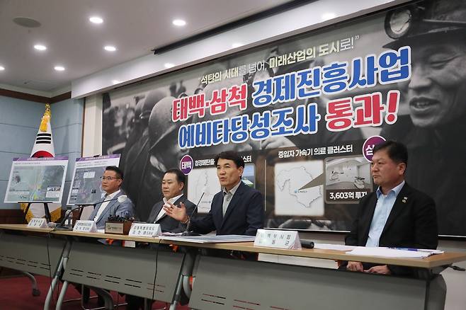 예타 통과 기자회견하는 김진태 지사 [강원도 제공.재판매 및 DB 금지]