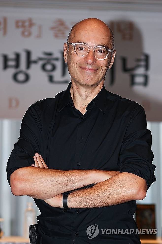 포즈 취하는 베르나르 베르베르 (서울=연합뉴스) 류효림 기자 = 베르나르 베르베르 작가가 20일 서울 중구 앰배서더 서울 풀만 호텔에서 열린 신작 '키메라의 땅' 출간 기념 방한 기자간담회에서 포즈를 취하고 있다. 2025.8.20 ryousanta@yna.co.kr