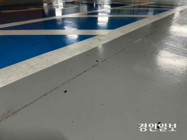 21일 오전 용인시 수지구의 한 오피스텔 지하주차장에 새벽시간대 이곳에서 30대 여성이 피습당한 흔적이 남아있다. 2025.8.21 /목은수기자wood@kyeongin.com