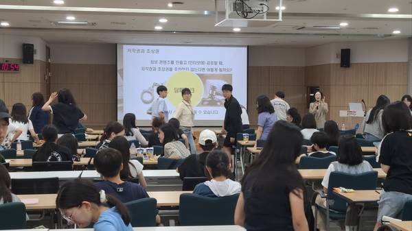 학생들이 미디어리터러시 교육을 받고 있다./경기도교육청 제공
