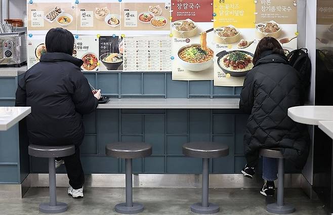 서울 시내의 한 푸드코트에서 시민들이 혼자서 밥을 먹는 모습. 연합뉴스