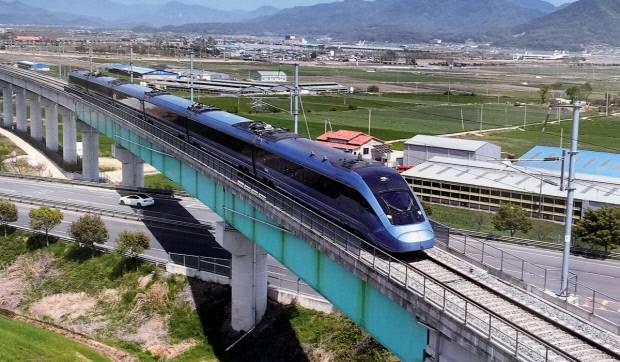 전남 남해선 ‘목포~보성’ 구간의 강진군·읍 강진고가를 종합 시운행하고 있는 KTX 이음 EUM. <전남도 제공>