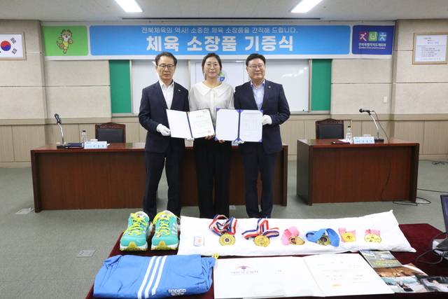 2012년 런던 하계올림픽 여자 양궁 단체전에서 금메달을 획득한 최현주가 21일 전북 체육 역사기념관 조성 사업에 보탬이 되달라며 체육 소장품을 전달했다./전북체육회 제공
