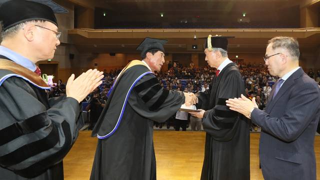 21일 우석대학교 박노중(왼쪽) 총장이 하토야마 유키오 일본 전 총리에게 명예경영박사 학위를 수여한 뒤 악수를 나누고 있다./사진=우석대 제공