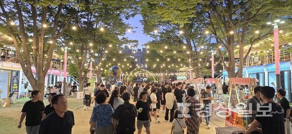 지난 7월18일부터 8월17일까지 태화강국가정원 왕버들마당에서 열린 '울산의 밤, 스토리 야시장' 시즌1 모습. 울산문화관광재단 제공.
