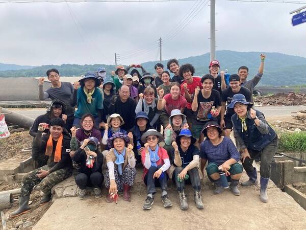 김제동과어깨동무가 8월 두 차례 집중호우로 피해를 입은 산청에 수해 복구 봉사를 진행했다. 사진은 지난 2일 수해복구 현장에 참가한 봉사자들. /김제동과어깨동무