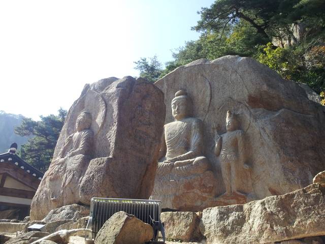 경주국립공원 남산의 국보 칠불암 마애불상군.