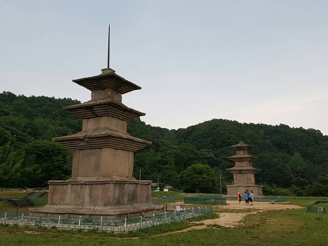 경주국립공원 대본지구 감은사지삼층석탑.