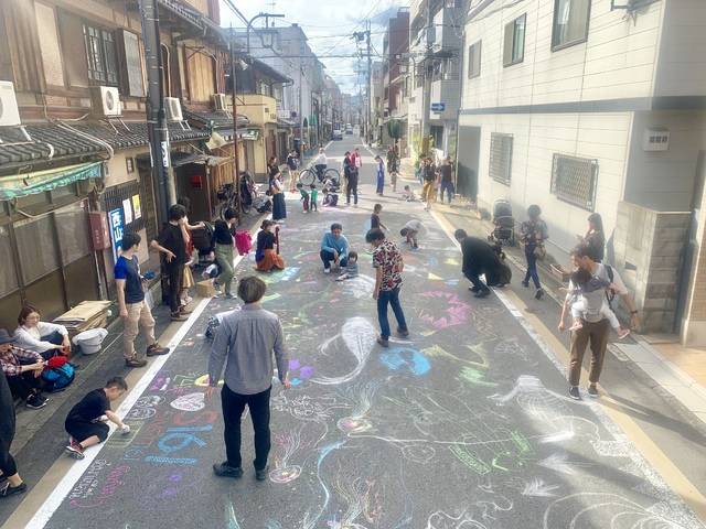 교토 시모교구 시마바라 지역 이토노와 앞 골목길, 도로 꾸미기 행사에서 아이들과 학부모들이 축제에 참여하고 있다. 이토노와 제공