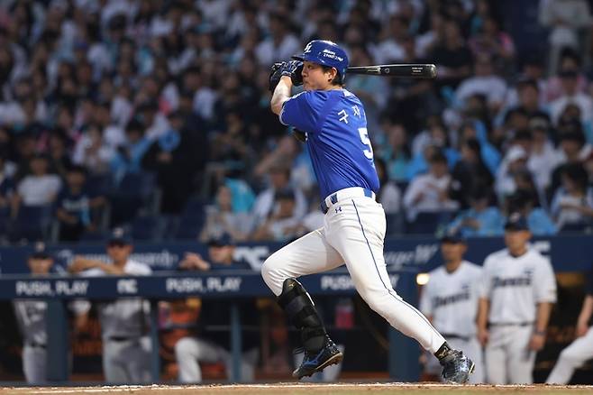 21일 오후 6시30분 창원 NC파크에서 열린 '2025 신한 SOL 뱅크 KBO리그' 삼성 라이온즈와 NC 다이노스 경기에서 구자욱이 안타를 치고 있다. <삼성 라이온즈 제공>