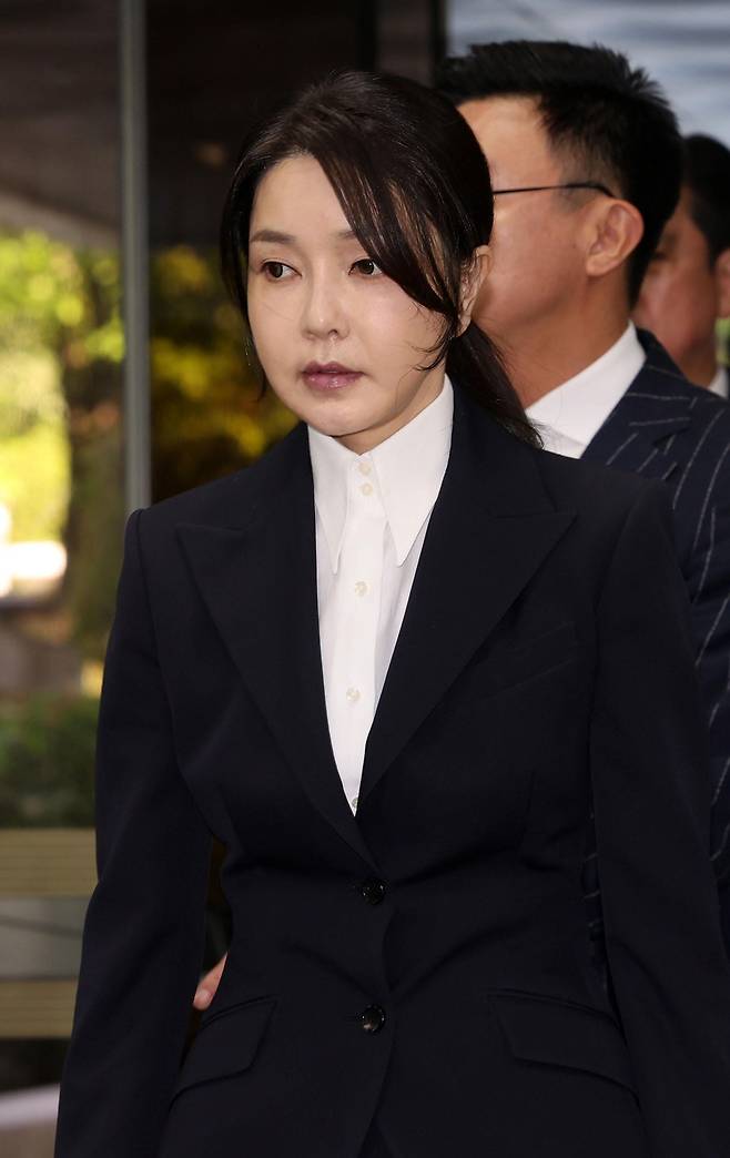 김건희 여사가 12일 오전 서울 서초구 서울중앙지법에서 열린 구속 전 피의자 심문(영장실질심사)에 출석하고 있다. 사진=뉴시스