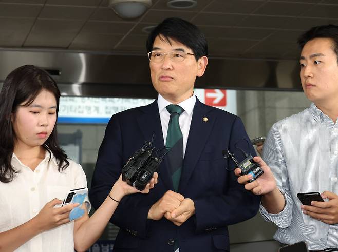 보좌진 성추행 혐의를 받는 박완주 당시 무소속 의원이 지난 2023년 8월 30일 서울 양천구 서울남부지방법원에서 열린 1차 공판에 출석하며 취재진 질문에 답변하고 있다. (사진=공동취재단)