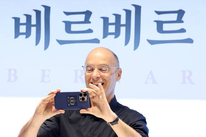 베르나르 베르베르 작가가 20일 서울 중구 앰배서더 서울 풀만 호텔에서 신간 ‘키메라의 땅’ 출간 기자간담회를 하고 있다.(사진=뉴시스).