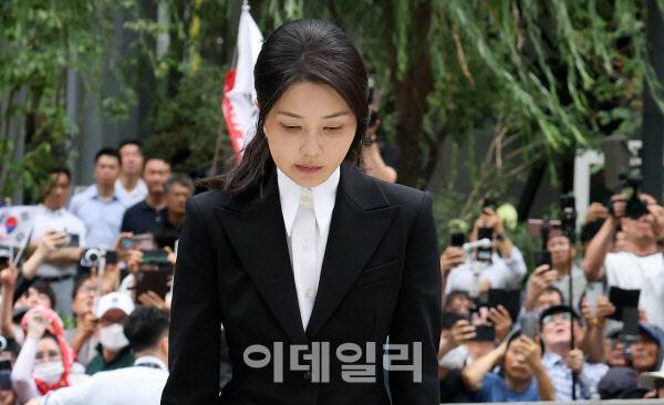 윤석열 전 대통령의 부인 김건희 여사가 6일 서울 종로구에 마련된 김건희 특검팀(특별검사 민중기) 사무실에 조사를 받기 위해 피의자 신분으로 출석하고 있다. (사진=이데일리 방인권 기자)