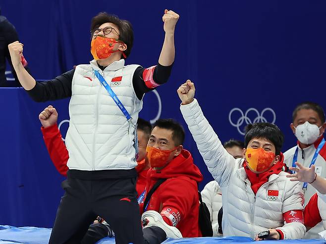 2022 베이징 동계올림픽 당시 중국 대표팀을 응원하는 김선태 전 감독(맨 왼쪽)