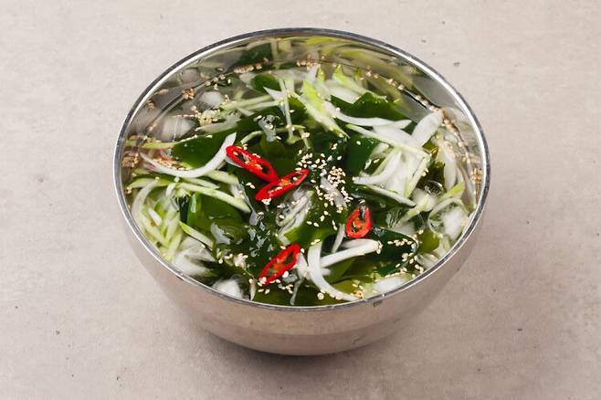 칼륨이 풍부한 미역 같은 식품은 나트륨을 배출시켜 부종을 예방하는 데 도움이 된다. [사진=클립아트코리아]