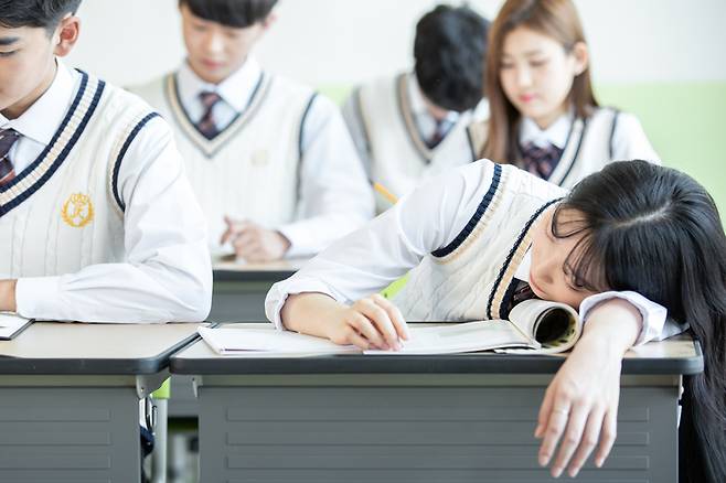 OECD 평균보다 수면 시간이 짧은 국내 청소년들의 정신건강에 '빨간 불'이 켜졌다. 수면 부족과 자해 충동이 연관성이 있다는 새로운 연구 결과가 나왔기 때문이다. [사진=게티이미지뱅크]