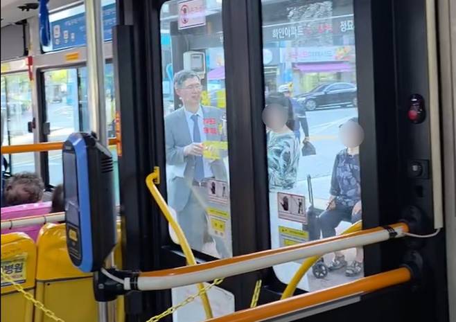 부산의 한 버스정류장에서 포착된 문형배 전 헌법재판소장 권한대행. (보배드림)