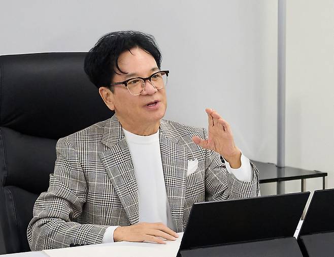CJ그룹 이재현 회장이 지난 4월 CJ 일본지역본부를 찾아 주요 경영진들과 사업 성과를 점검했다.(CJ그룹 제공)
