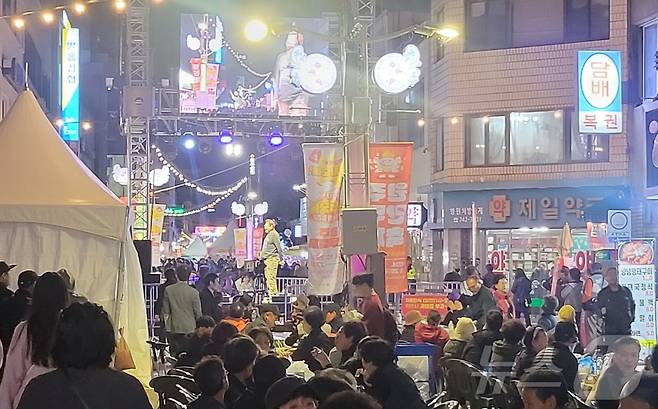 '2024 원주 만두축제'가 지난해 10월 25일 강원 중앙동 전통시장과 문화의 거리, 지하상가 일대에서 '원주만두로路 맛지순례'라는 주제로 열린 모습. 2024.10.25/뉴스1 ⓒ News1 신관호 기자