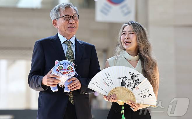 유홍준 국립중앙박물관장과 넷플릭스 애니메이션 영화 '케이팝 데몬 헌터스'의 메기 강 감독이 21일 서울 용산구 국립중앙박물관에서 만나 인사를 나누고 있다. 2025.8.21/뉴스1 ⓒ News1 김도우 기자