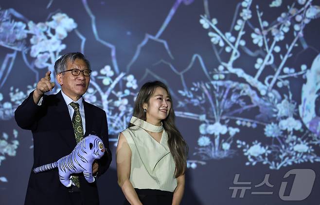 유홍준 국립중앙박물관장과 넷플릭스 애니메이션 영화 '케이팝 데몬 헌터스'의 메기 강 감독이 21일 서울 용산구 국립중앙박물관에서 전시장을 둘러보고 있다. 2025.8.21/뉴스1 ⓒ News1 김도우 기자