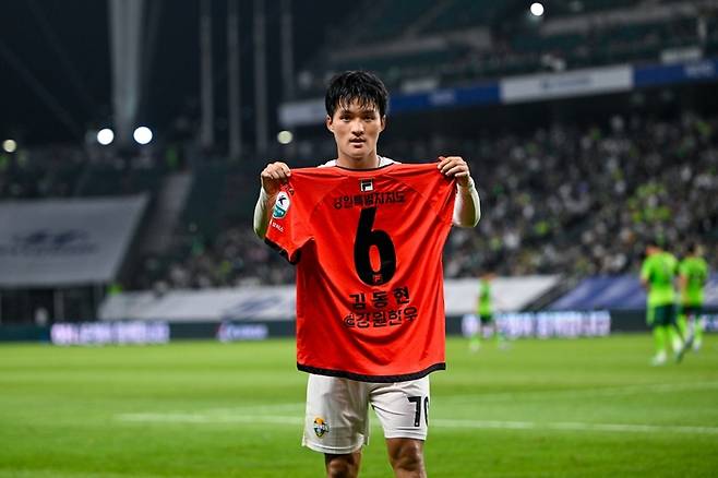 Koo Bon -cheol, Gangwon, is listening to Kim Dong -hyun's uniform after scoring the first leg of the Korea Cup semifinals against Jeonbuk at the Jeonju World Cup Stadium on the 20th. Provided | Gangwon FC