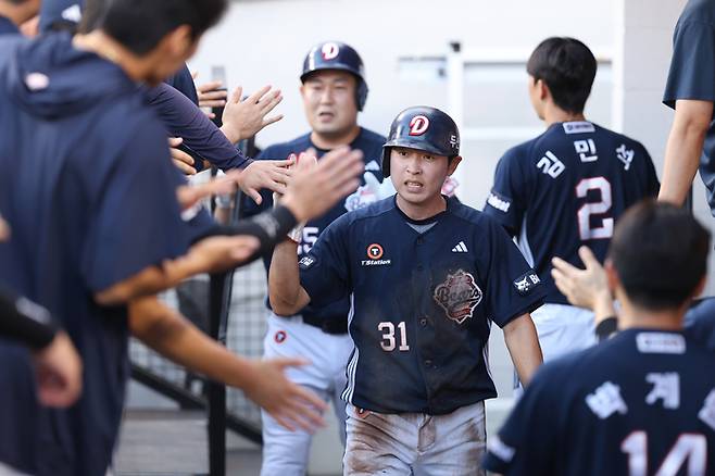 두산 정수빈이 19일 대전 한화생명 볼파크에서 열린 2025 KBO리그 한화전에서 득점에 성공한 후 동료들과 하이파이브 하고 있다. 사진 | 두산 베어스