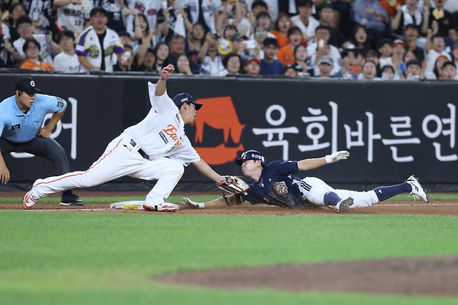 두산 정수빈이 19일 대전 한화생명 볼파크에서 열린 2025 KBO리그 한화전에서 7회초 3루타를 때린 후 3루에 들어가고 있다. 사진 | 두산 베어스